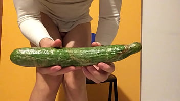 video 30 сантиметров длинного огурца для моей оченьочень голодной задницы sex
