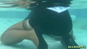 video горячие крошки соблазняют в бассейне sex