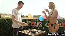 video пасынок получает анальный сюрприз на день рождения от мачехи sex