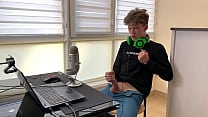 video молодой стример на twitch дрочит после стрима большого члена чудовищного члена sex