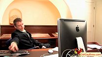 video ゲイのボスは彼の労働者に彼のディックを吸わせるゲイポルノ sex
