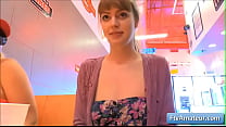video милая юная блондинкалюбительница алана начинает трахать себя пальцами в закусочной и становится очень мокрой sex