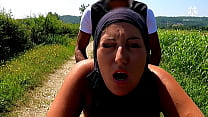 video эта неверная мусульманка спрашивает дорогу она найдет его на капоте невероятно голой машины sex