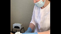 video пациент мощно кончает во время процедуры обследования в руках врача sex