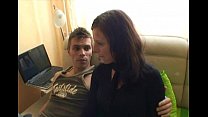 video хорошенькая брюнетка с волосами скачет на толстом члене sex