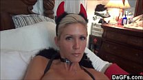 video dagfs悪魔のように熱いブロンドの熟女に精液を注ぐ sex