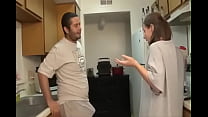 video キッチンで義理の兄と妹のフェラチオ sex