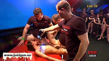video крошка присоединяется к групповому сексу после показа задницы sex