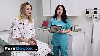 video стройная блондинкапациентка позволяет извращенцу доктору и его горячей попке медсестре растянуть ее тугую юную sex