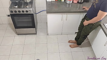 video 良い継母と悪い妻私の継母は私の父が台所のntrを修理している間私を台所で彼女とセックスするように誘惑します sex