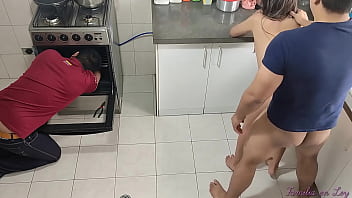 video я трахаю свою невестку очень богато пока моя жена готовит я положил ткань чтобы она не поняла что я со своей sex