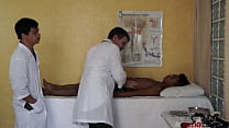 video азиатскому пациенту вылизали анал пока врачи разводили тройничка sex