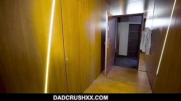 video папа помогает убитой горем дочериподростку мона блу папа папа трахает дочь папа дочь трахают меня папа дочь отец sex