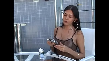 video 美しいラティーノのtgirllucimaraはニューハーフを好む体格のいい男と一緒に水ベースのレジャーエリアで休日を過ごすのが好きです sex