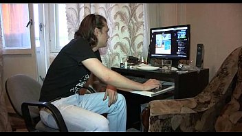 video аморальный парень в очках держит руку sex