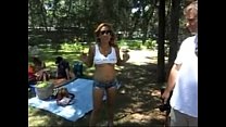 video показывая свои сиськи и киску в парке sex