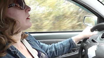 video 車の中で潮吹きセクシーなお母さん熟女は道路脇で車を止めオマンコを自慰行為し強い濡れたオーガズムを得る潮吹き sex