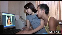 video そのベイビーは足を大きく開いて広げます sex