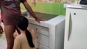 video мы трахаемся когда одни на кухне увидев меня в полотенце он не смог устоять перед моим большим и сочным членом sex