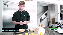 video подтянутый парень узнает что его маленький сводный брат измеряет его член и помогает ему возбудиться sex