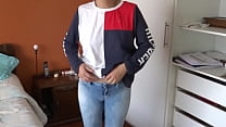 video жена мастурбирует на глазах у сына лучшей подруги и просит его подрочить и кончить на ее волосатую киску sex