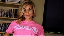 video 素敵なお尻のブロンドはpovで巨大なペニスを吸います sex