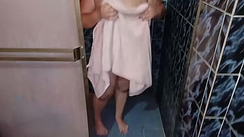 video 私が入って来たときに彼女がシャワーを浴びている間に私の義母をスパイしている彼女は私に彼女が乾くのを手伝ってくれるように頼み私のコックを吸うことになります sex