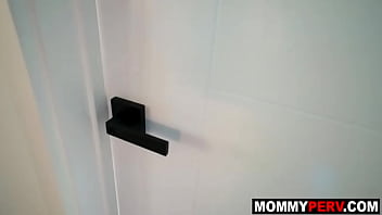 video возбужденный пасынок посещает комнату мачехи чтобы потрахаться sex