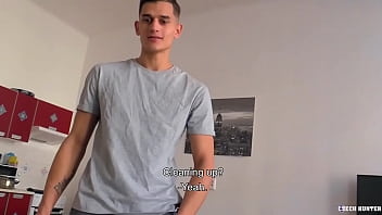 video 2 горячих твинка срочно нуждаются в деньгах поэтому они соглашаются трахнуться в диком тройничке bigstr sex