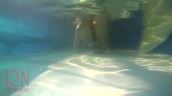 video 수중 보지 쇼 mermaid 운지법 수음 우아하고 유연한 아기 야외 수영장에서 수중 수영 비키니 수영복을 입은 걸레 암캐는 뱀처럼 물속에서 꿈틀거리며 엉덩이와 성기를 보여줍니다 수중에서 멋진 섹스를 하고 sex