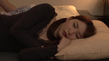 video httpsbitly3s0ustv　隣で妹が寝ているのに音を消さずにavを観る兄それに気付いた妹は見て見ぬフリをしようとするが股間は言う事を聞かず sex