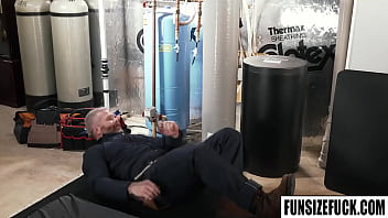 video big guy cain marko knew little guy danny wilcoxx been looking at him he wouldnt hesitate to offer little guy some sex