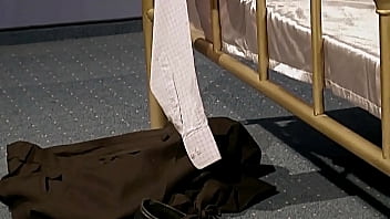 video 浮気妻は罰せられるパート1彼女の秘密の恋人について彼の妻に質問する嫉妬深い怒っている夫そして彼女を罰することを躊躇しません sex