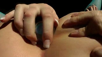 video ストッキングの戦利品ハッシーはおもちゃを使用しています sex