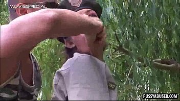 video 屋外で岩のように固い雄鶏を吸っている見事な軍のベイビー sex