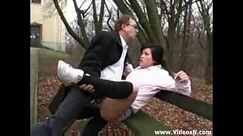 video старик трахает грязную юную девушку в общественном парке sex