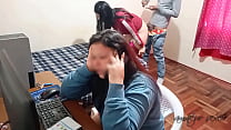 video моя жена разговаривает по телефону пока я ем ее лучшую подругу чем больше она отвлекается тем богаче я трахаюсь с sex