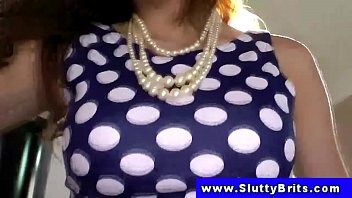 video のアマチュアベイビーは古い雄鶏を吸って乗ります sex