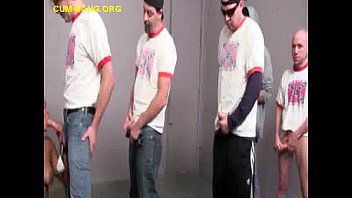 video モニークは複数の白いコックを吸う sex
