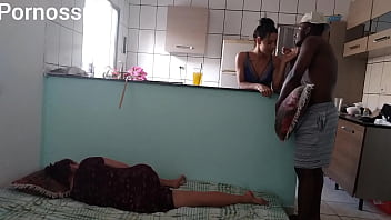 video пока моя жена дерется со мной с одной стороны я трахаю ее подругу с другой sex