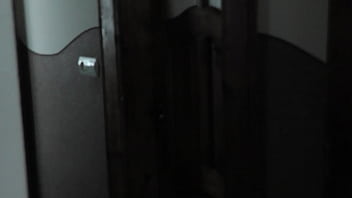 video お母さんが離れているときトイレにいるセクシーなフリナはディックの夫の古いルームメイトの彼女のお母さんをけいれんさせましたおしっこ男チンポオナニーとオーガズム手コキと兼老若家族のヌーディズム sex