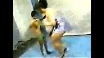 video большая женщина поднимает маленького мужчину sex