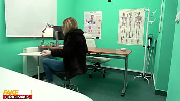video fakehub сексуальная молодая миша кросс с ее торчащими сосками и мокрой киской чуть не довела своего доктора с sex