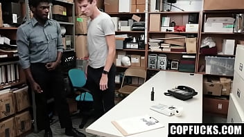 video симпатичный твинк получает наказание без презерватива от черного офицерагея copfucks sex