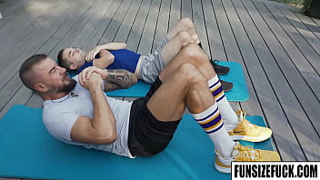 video funsizefuckcomドルフディートリッヒは彼の巨大なペニスに乗っている若い男の感覚が大好きです誰がマーカスリバーズとドルフディートリッヒに朝の運動に参加しないのですか確かにそれはアナルワークアウトセックスのいくつかのひねり sex