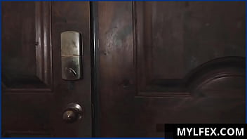video mylfexcom скомпрометированная тетя занимающаяся домашними обязанностями своего племянника тринити сентклер алекс sex