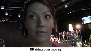 video セクシーな野生のひよこは17をファックするために支払われます sex