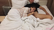 video красотка делает расслабляющий домашний минет во время просмотра фильма sex