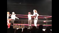 video イシス7フィートの背の高い女性レスラーが3人の男性を打ち負かすdvlhレスリング sex