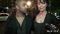 video セックステープをやっているフランスの成熟した人は通りから男に強打されます sex